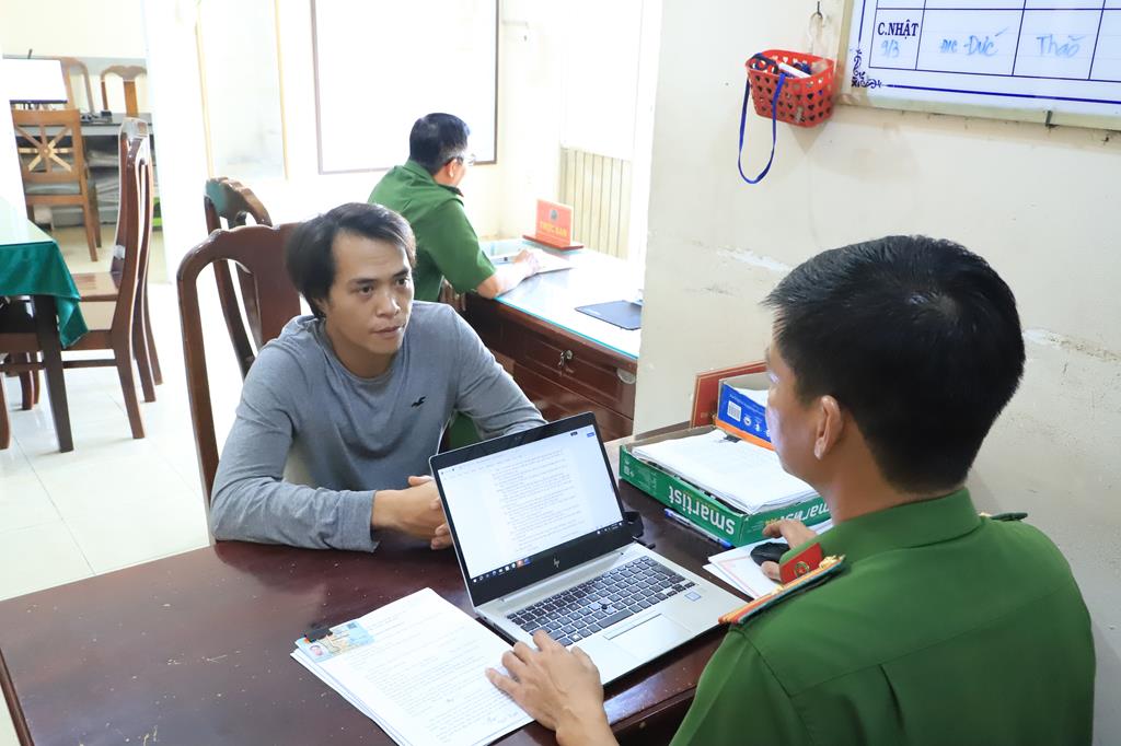 Bất ngờ với lý lịch đối tượng hổ báo gây rối sau va chạm - Ảnh 1. Bất ngờ với lý lịch đối tượng hổ báo gây rối sau va chạm - Ảnh 1.