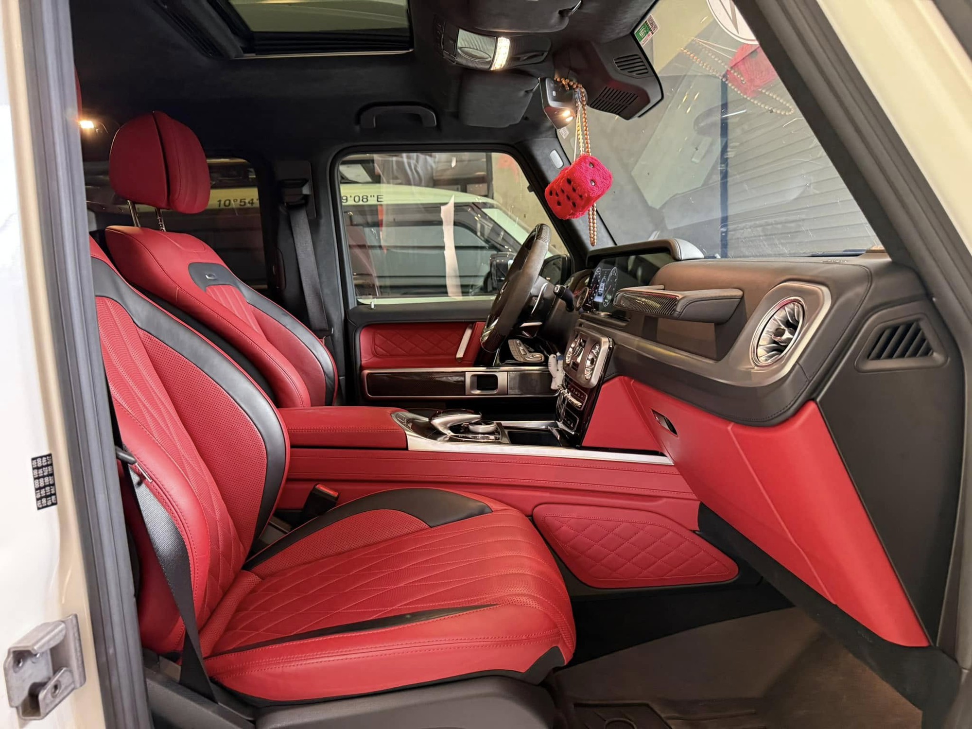 Dân chơi 9x chuyên lái xe xuyên lục địa rao bán Mercedes-AMG G 63: Có 'option' duy nhất tại Việt Nam, muốn mua phải có chứng chỉ- Ảnh 9. Dân chơi 9x chuyên lái xe xuyên lục địa rao bán Mercedes-AMG G 63: Có 'option' duy nhất tại Việt Nam, muốn mua phải có chứng chỉ- Ảnh 9.