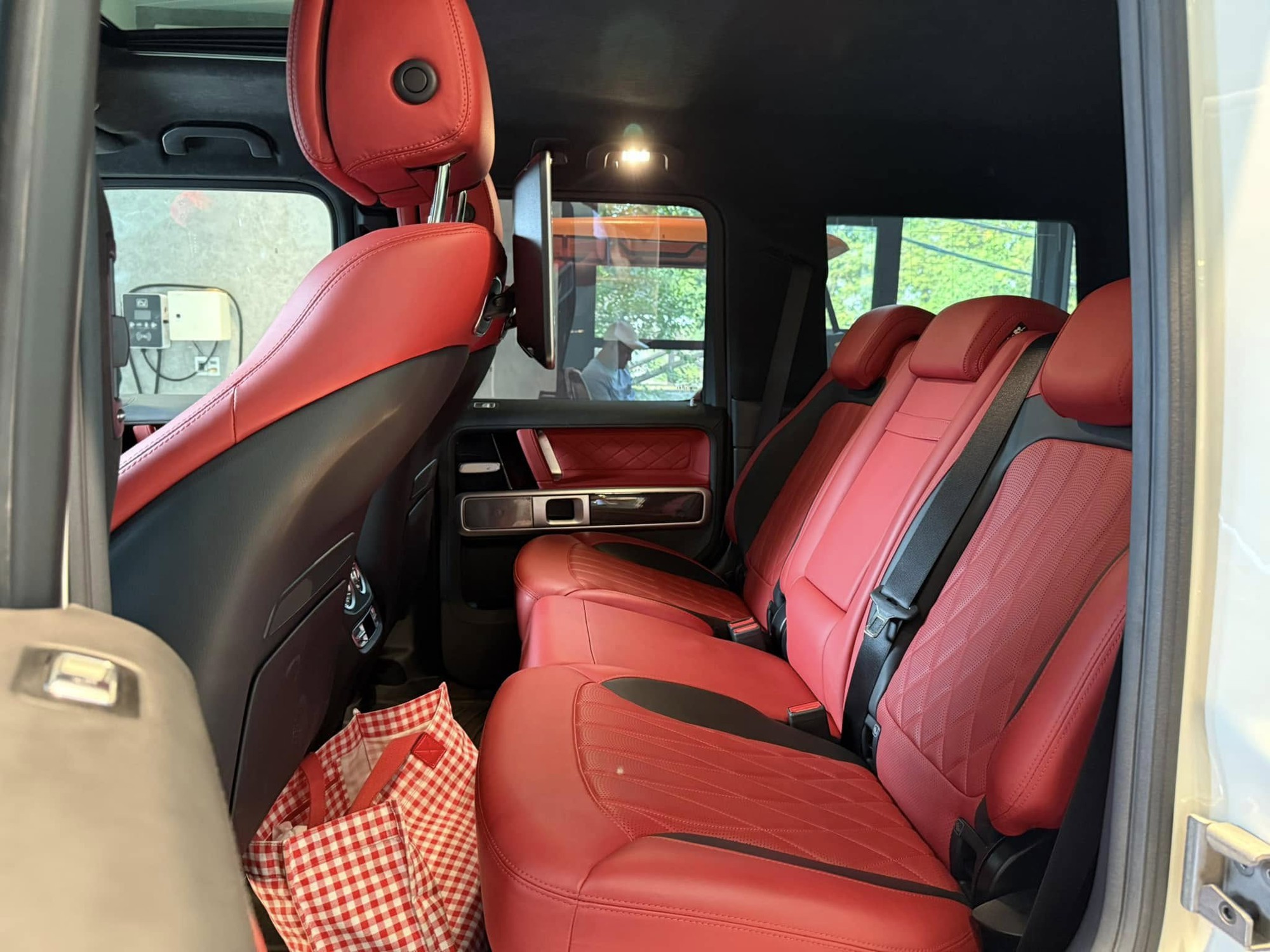 Dân chơi 9x chuyên lái xe xuyên lục địa rao bán Mercedes-AMG G 63: Có 'option' duy nhất tại Việt Nam, muốn mua phải có chứng chỉ- Ảnh 10. Dân chơi 9x chuyên lái xe xuyên lục địa rao bán Mercedes-AMG G 63: Có 'option' duy nhất tại Việt Nam, muốn mua phải có chứng chỉ- Ảnh 10.