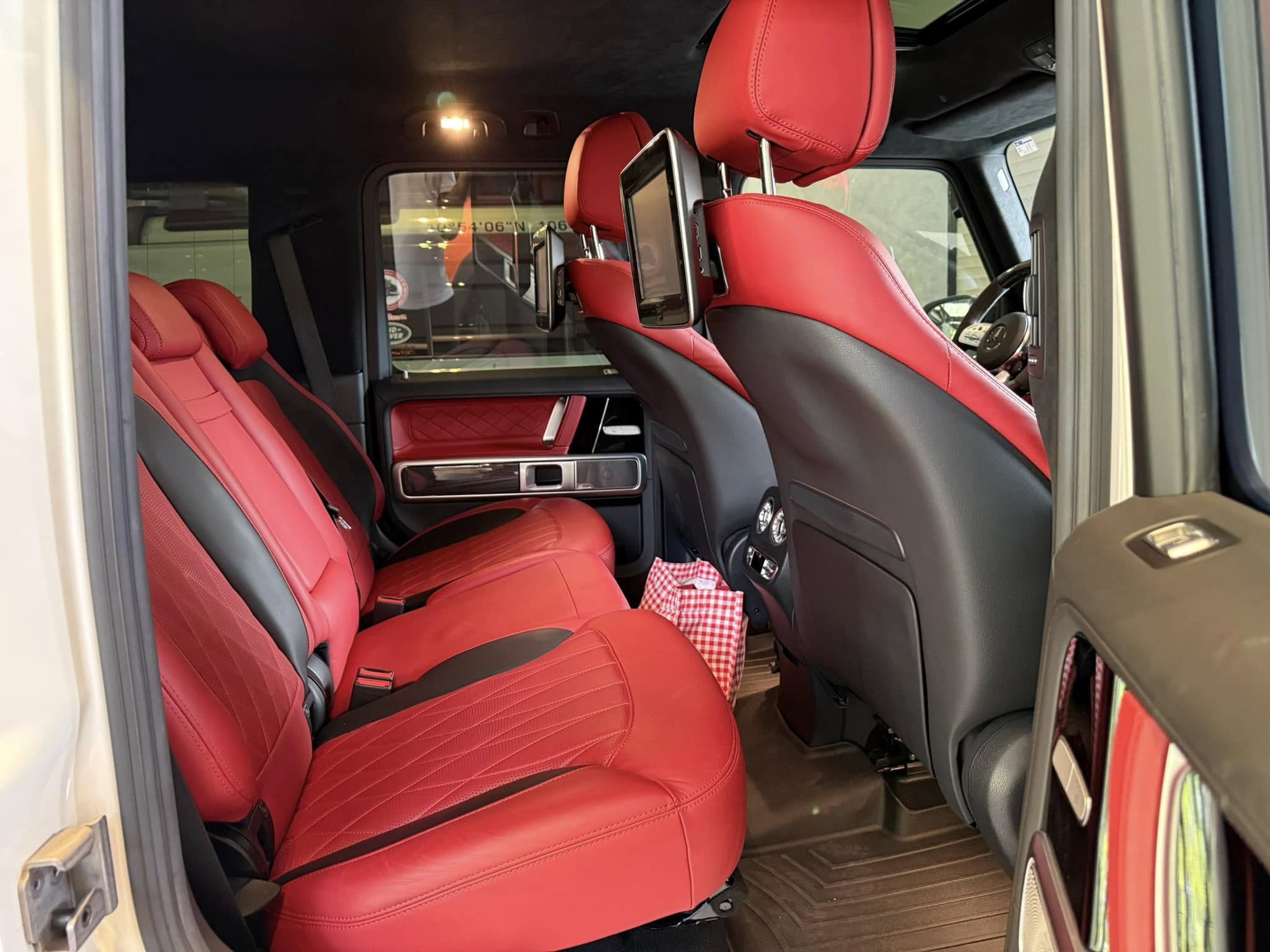 Dân chơi 9x chuyên lái xe xuyên lục địa rao bán Mercedes-AMG G 63: Có 'option' duy nhất tại Việt Nam, muốn mua phải có chứng chỉ- Ảnh 11. Dân chơi 9x chuyên lái xe xuyên lục địa rao bán Mercedes-AMG G 63: Có 'option' duy nhất tại Việt Nam, muốn mua phải có chứng chỉ- Ảnh 11.