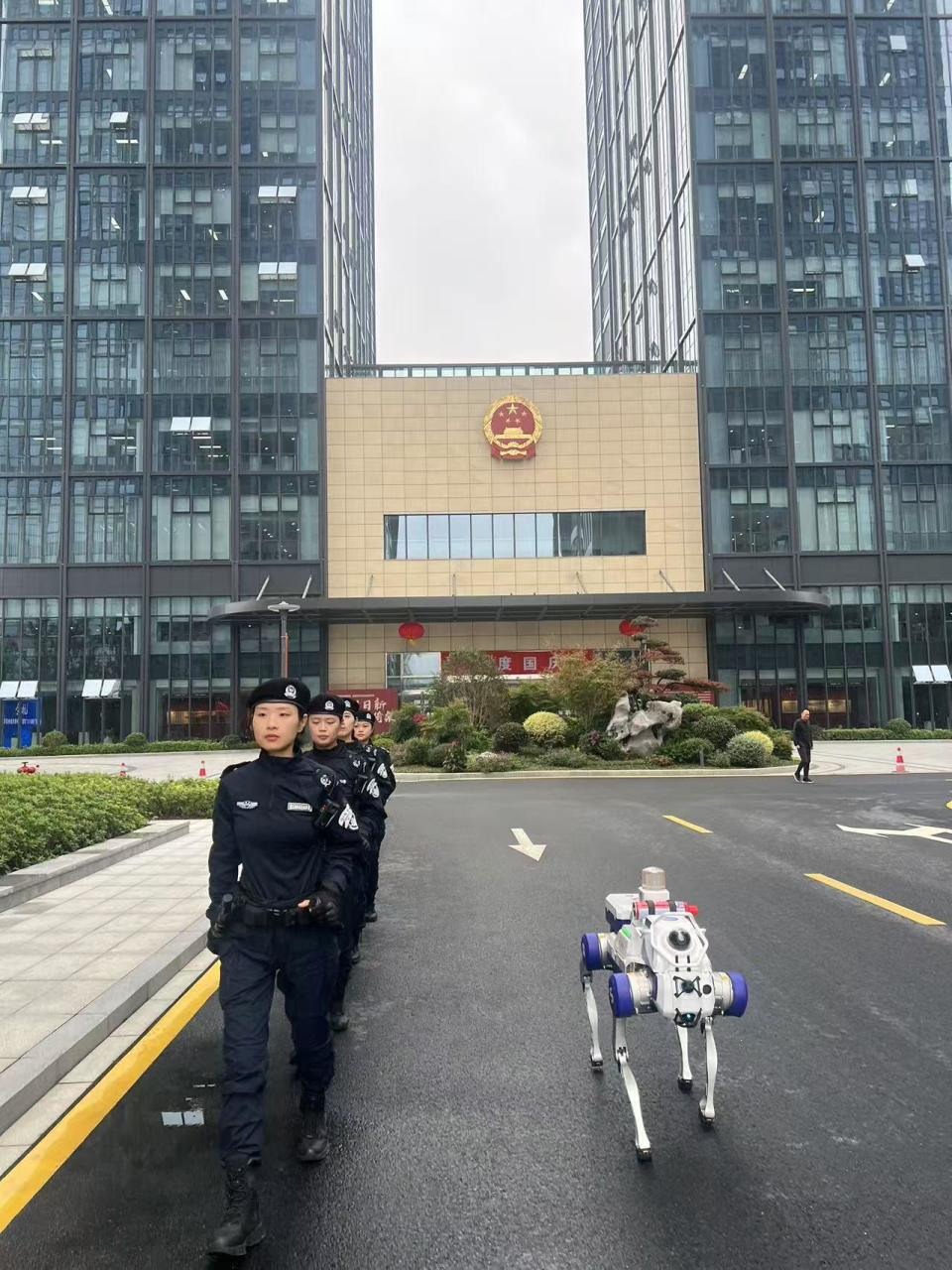 AI ở Trung Quốc: Không cần nói cũng biết bạn mua gì, giải quyết tắc đường, giúp bác sĩ chẩn đoán bệnh, giúp tiểu thương làm video 36 ngoại ngữ- Ảnh 17. AI ở Trung Quốc: Không cần nói cũng biết bạn mua gì, giải quyết tắc đường, giúp bác sĩ chẩn đoán bệnh, giúp tiểu thương làm video 36 ngoại ngữ- Ảnh 17.