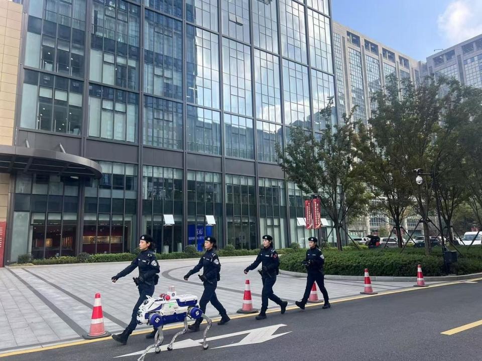 AI ở Trung Quốc: Không cần nói cũng biết bạn mua gì, giải quyết tắc đường, giúp bác sĩ chẩn đoán bệnh, giúp tiểu thương làm video 36 ngoại ngữ- Ảnh 16. AI ở Trung Quốc: Không cần nói cũng biết bạn mua gì, giải quyết tắc đường, giúp bác sĩ chẩn đoán bệnh, giúp tiểu thương làm video 36 ngoại ngữ- Ảnh 16.