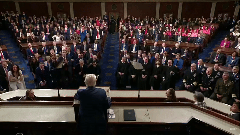 Chiếc cà vạt của ông Trump và hình ảnh đặc biệt tại Hạ viện làm nghị sĩ Mỹ phải thốt lên: "Đáng xấu hổ!" - Ảnh 2.