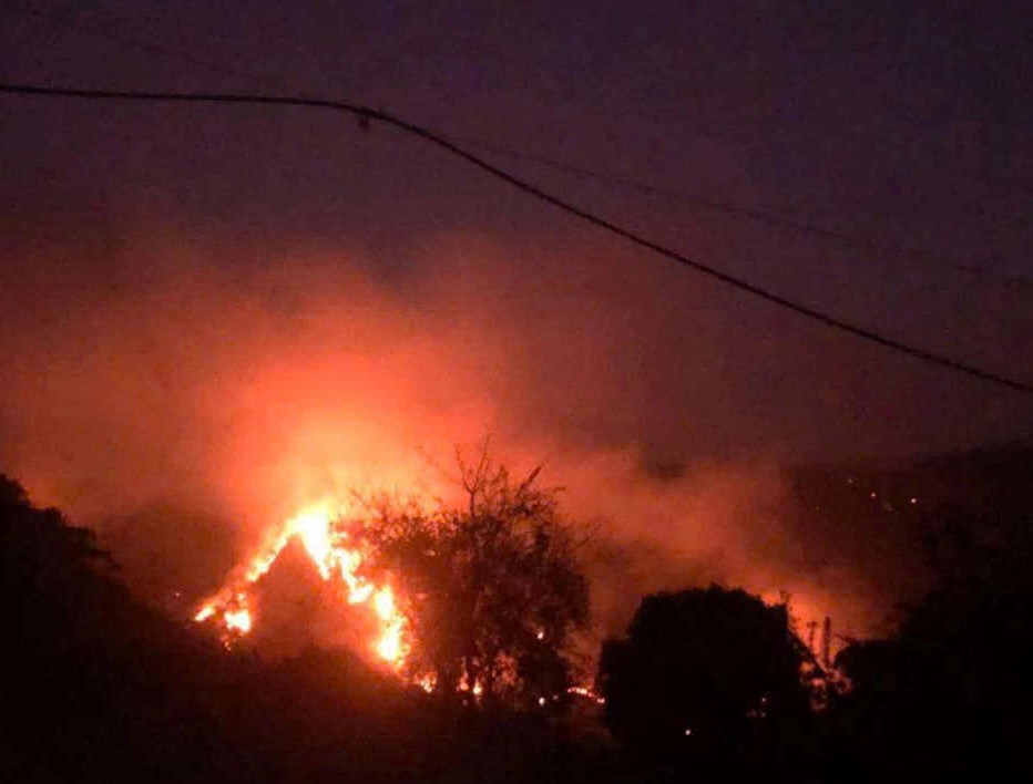 Huy động hơn 300 người tham gia khống chế cháy rừng Sơn La - Ảnh 1.