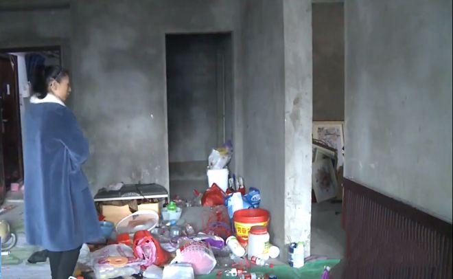 Người phụ nữ mua nh&agrave; 10 năm kh&ocirc;ng ở, vừa chuyển đến ph&aacute;t hiện h&agrave;ng x&oacute;m sống b&ecirc;n trong, ban quản l&yacute; to&agrave; nh&agrave; khẳng định: &ldquo;Ch&uacute;ng t&ocirc;i cho ph&eacute;p&rdquo;- Ảnh 1.