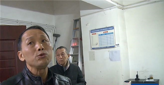 Người phụ nữ mua nh&agrave; 10 năm kh&ocirc;ng ở, vừa chuyển đến ph&aacute;t hiện h&agrave;ng x&oacute;m sống b&ecirc;n trong, ban quản l&yacute; to&agrave; nh&agrave; khẳng định: &ldquo;Ch&uacute;ng t&ocirc;i cho ph&eacute;p&rdquo;- Ảnh 2.