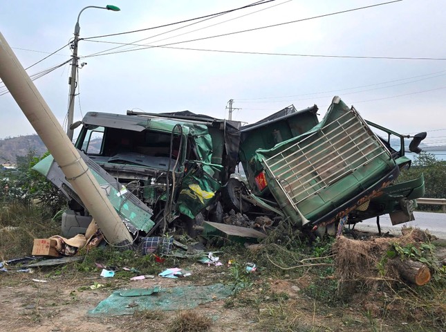 Hai xe tải đấu đầu trên tỉnh lộ 338 , Quảng Ninh - Ảnh 1.