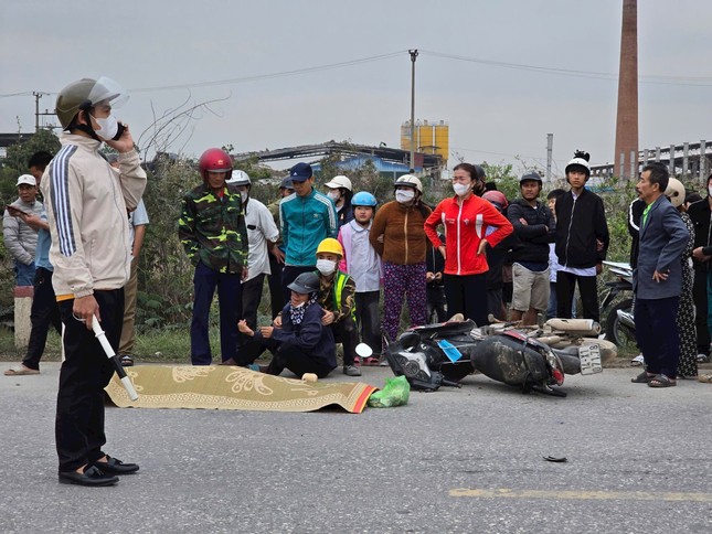Hai xe tải đấu đầu trên tỉnh lộ 338 , Quảng Ninh - Ảnh 2.