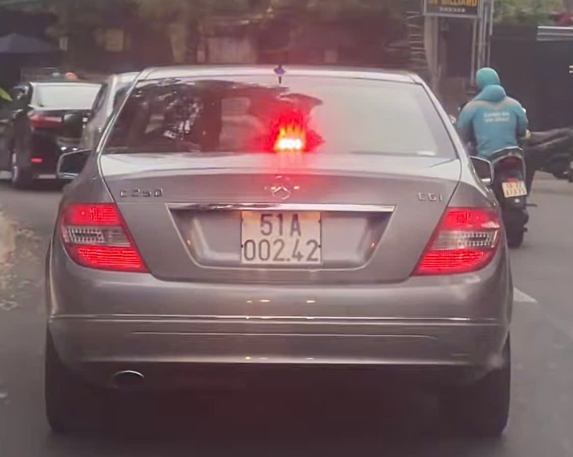 TP HCM x&aacute;c minh &ocirc; t&ocirc; Mercedes bật đ&egrave;n ưu ti&ecirc;n tr&aacute;i ph&eacute;p - Ảnh 1.