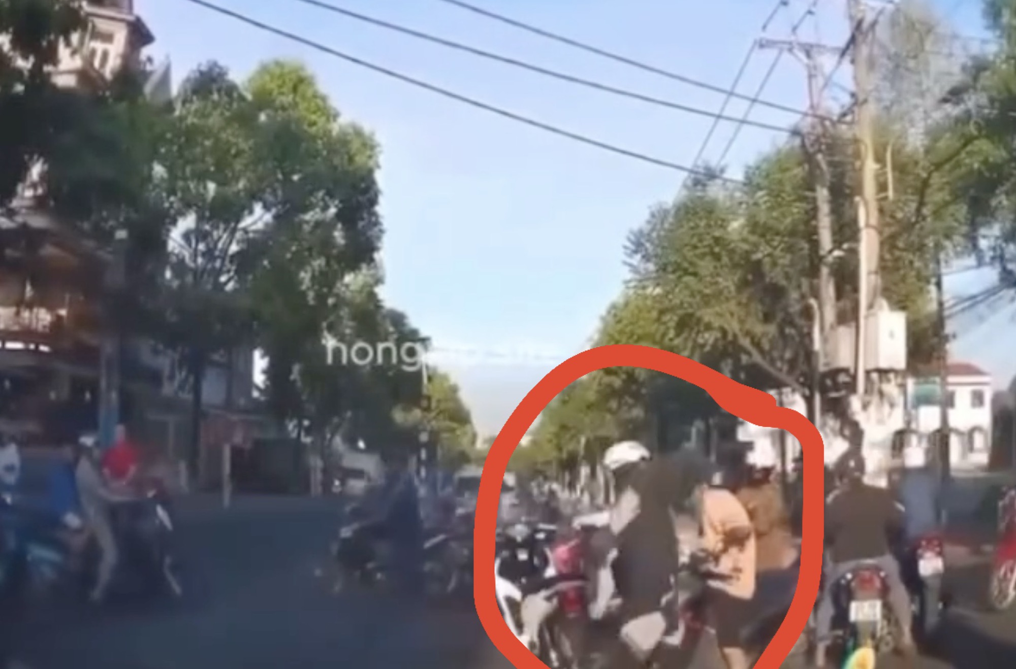 Bất ngờ với lý lịch đối tượng hổ báo gây rối sau va chạm - Ảnh 2. Bất ngờ với lý lịch đối tượng hổ báo gây rối sau va chạm - Ảnh 2.