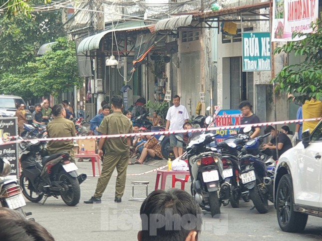 Nam thanh ni&ecirc;n tử vong trước cửa ph&ograve;ng trọ với vết thương ở cổ - Ảnh 1.