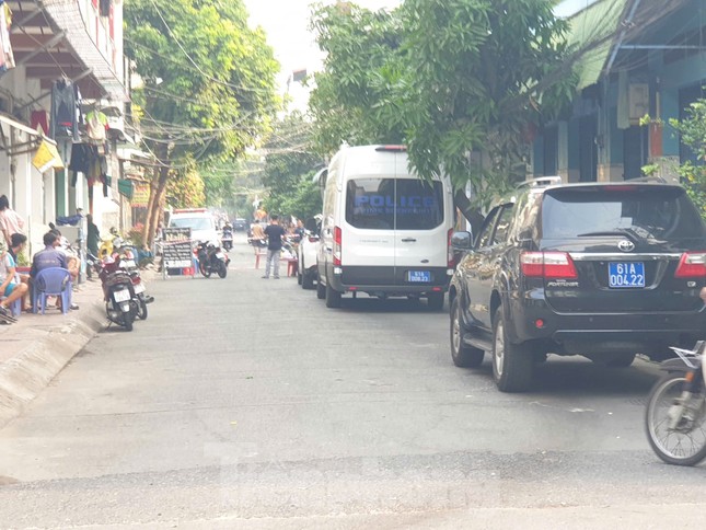 Nam thanh ni&ecirc;n tử vong trước cửa ph&ograve;ng trọ với vết thương ở cổ - Ảnh 2.