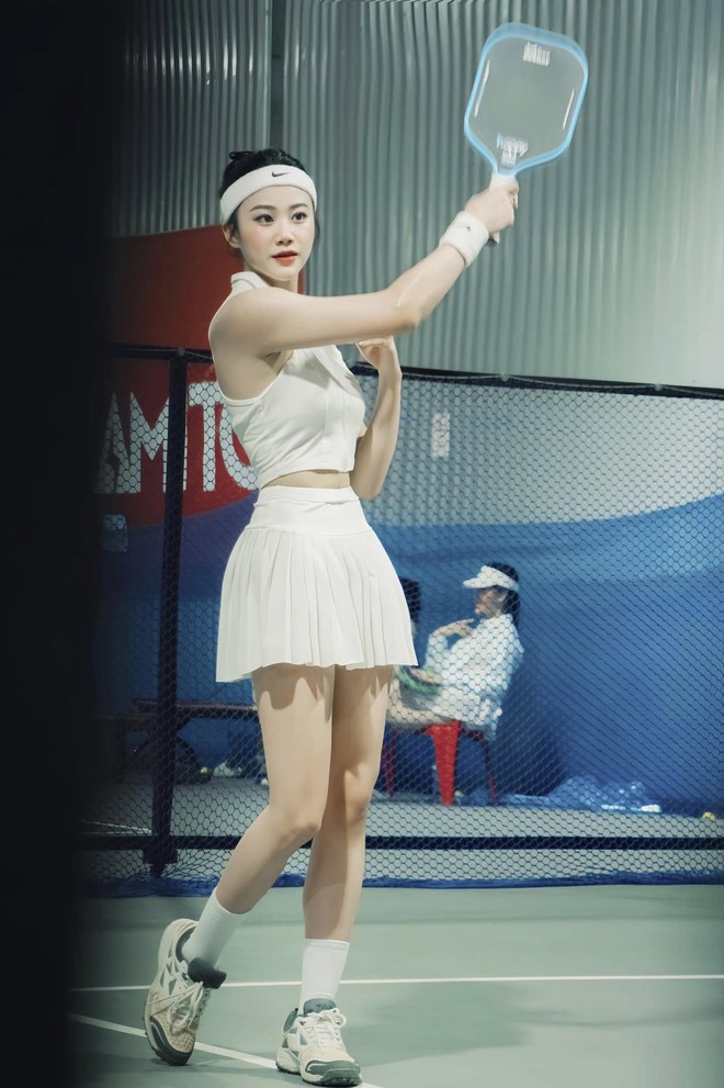 Hotgirl bị ch&ecirc; mặc sexy ra s&acirc;n pickleball 