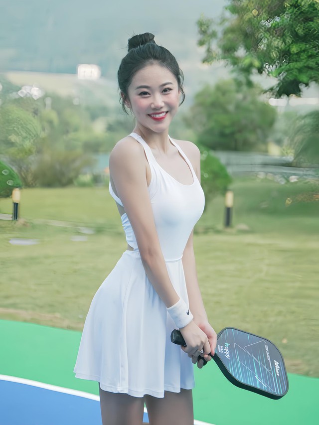 Hotgirl bị ch&ecirc; mặc sexy ra s&acirc;n pickleball 