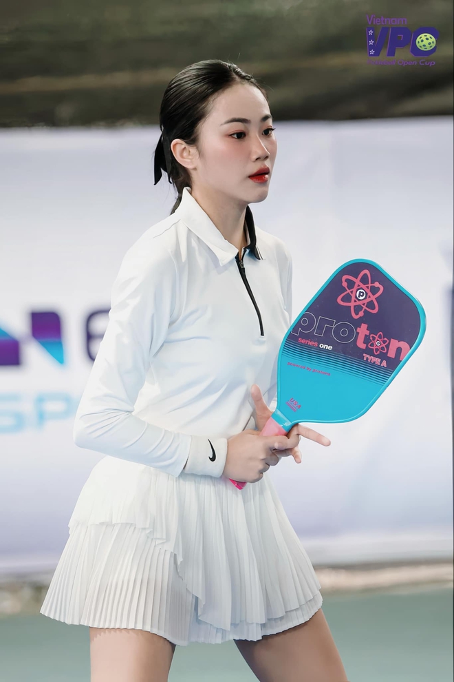 Hotgirl bị ch&ecirc; mặc sexy ra s&acirc;n pickleball 