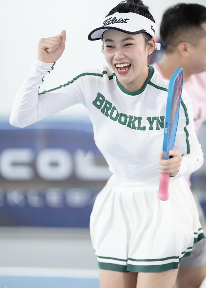 Hotgirl bị ch&ecirc; mặc sexy ra s&acirc;n pickleball 