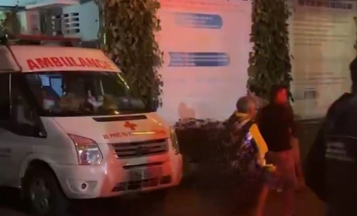 Đi xe máy tự lao vào lề đường ở Huế khiến hai thanh niên tử nạn - Ảnh 1.