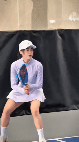 Hotgirl bị ch&ecirc; mặc sexy ra s&acirc;n pickleball 