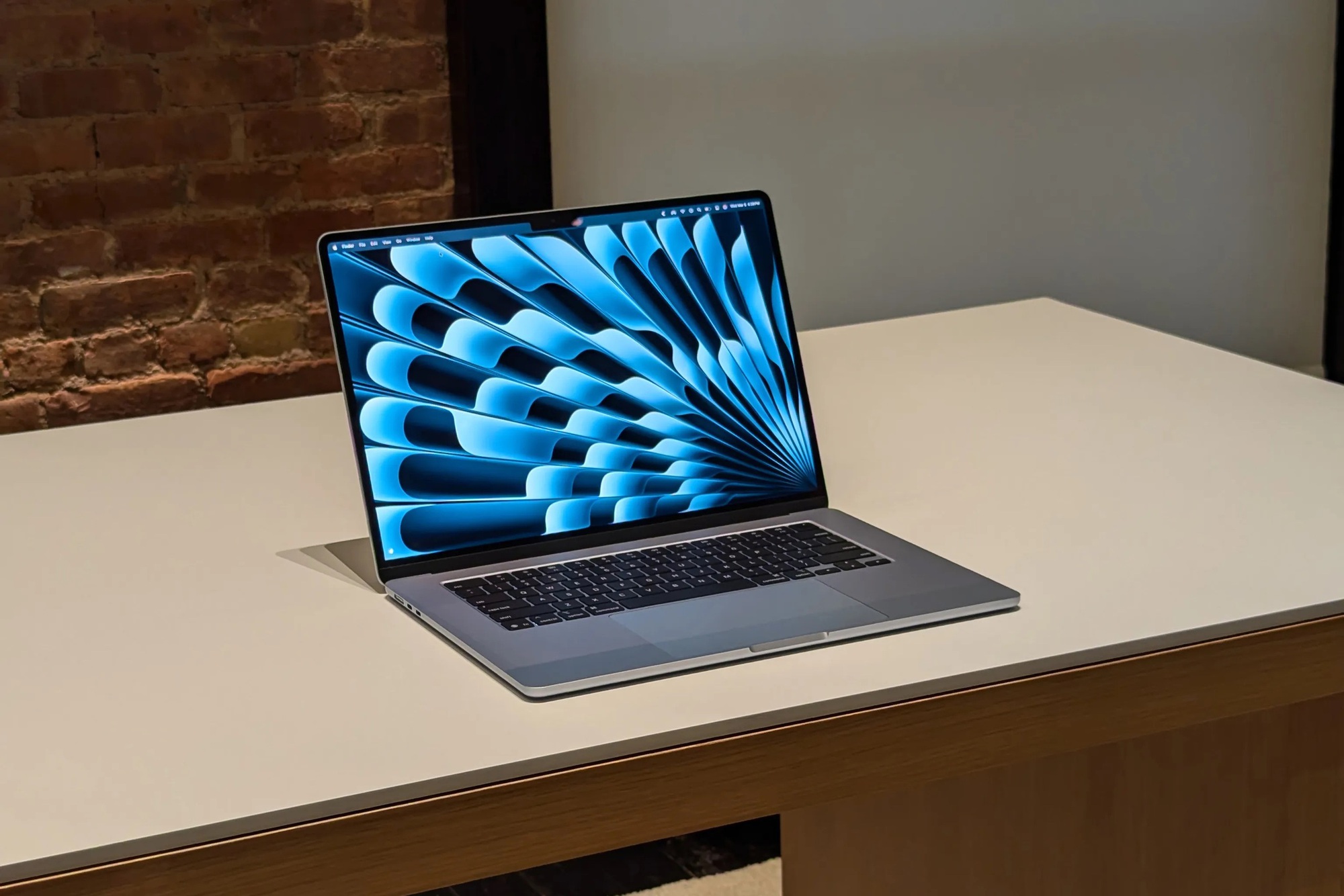 Cận cảnh MacBook Air M4 m&agrave;u Sky Blue mới: Hứa hẹn sẽ l&agrave; m&agrave;u sắc được săn đ&oacute;n nhất- Ảnh 7.