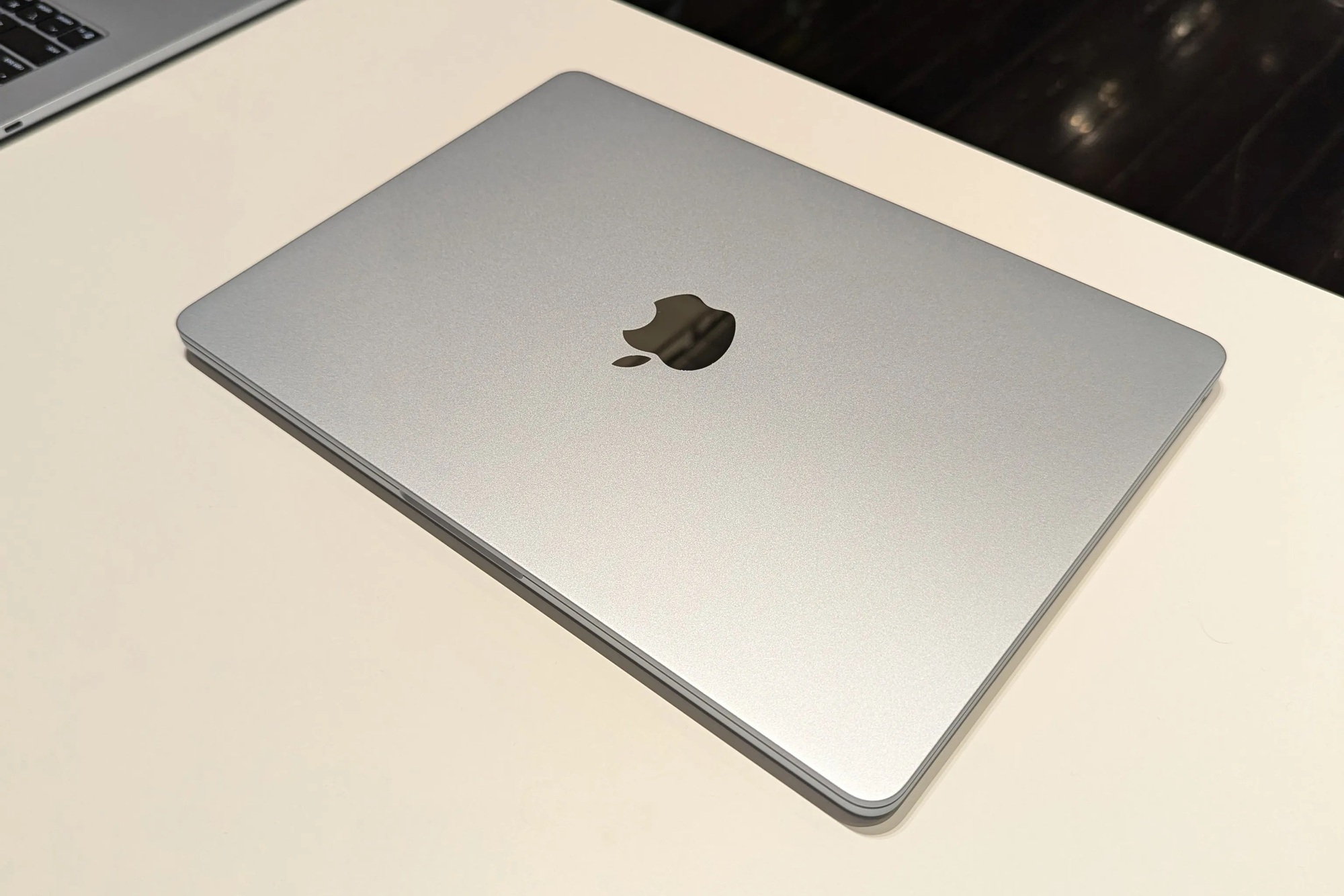 Cận cảnh MacBook Air M4 m&agrave;u Sky Blue mới: Hứa hẹn sẽ l&agrave; m&agrave;u sắc được săn đ&oacute;n nhất- Ảnh 9.