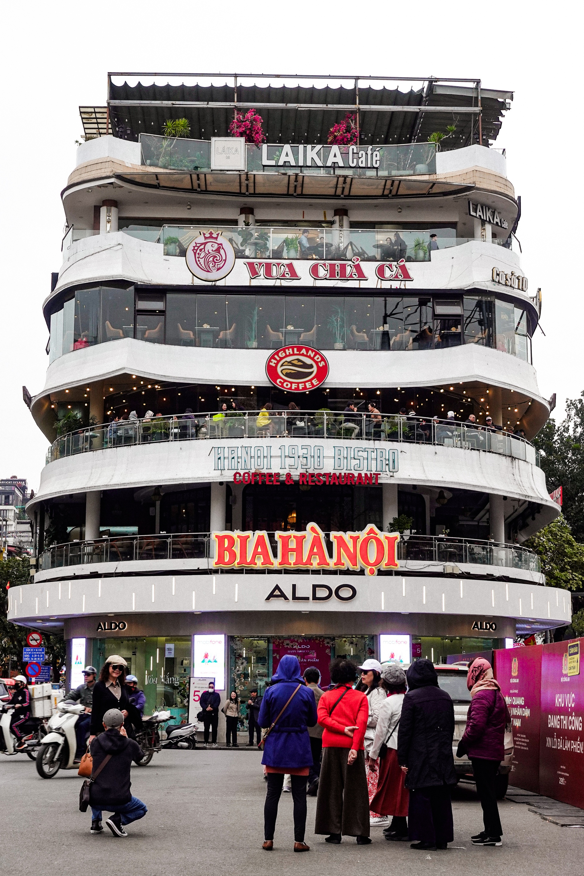 Dân tình đổ xô chụp ảnh tòa nhà Hàm Cá Mập trước ngày phá bỏ , Hà Nội xôn xao - Ảnh 1.