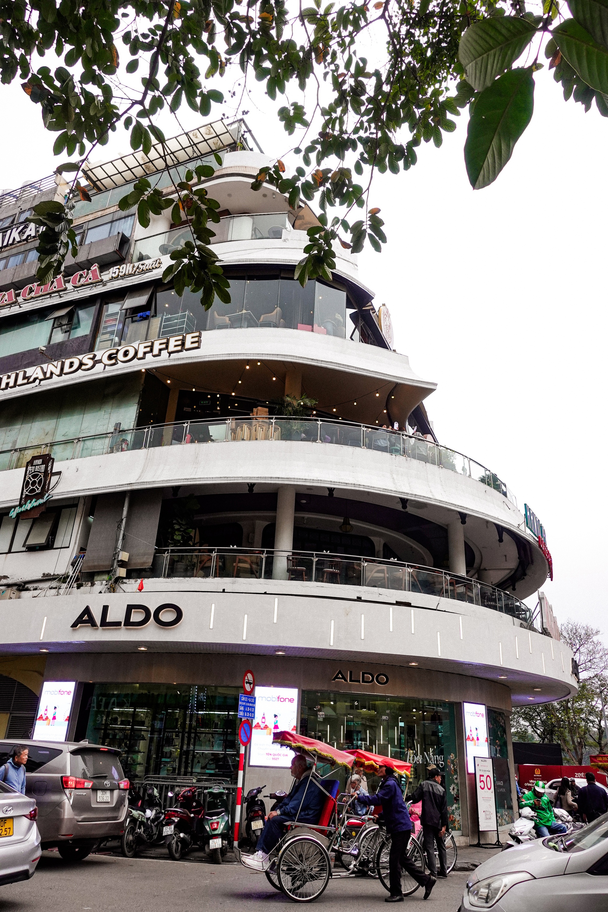 Dân tình đổ xô chụp ảnh tòa nhà Hàm Cá Mập trước ngày phá bỏ , Hà Nội xôn xao - Ảnh 11.