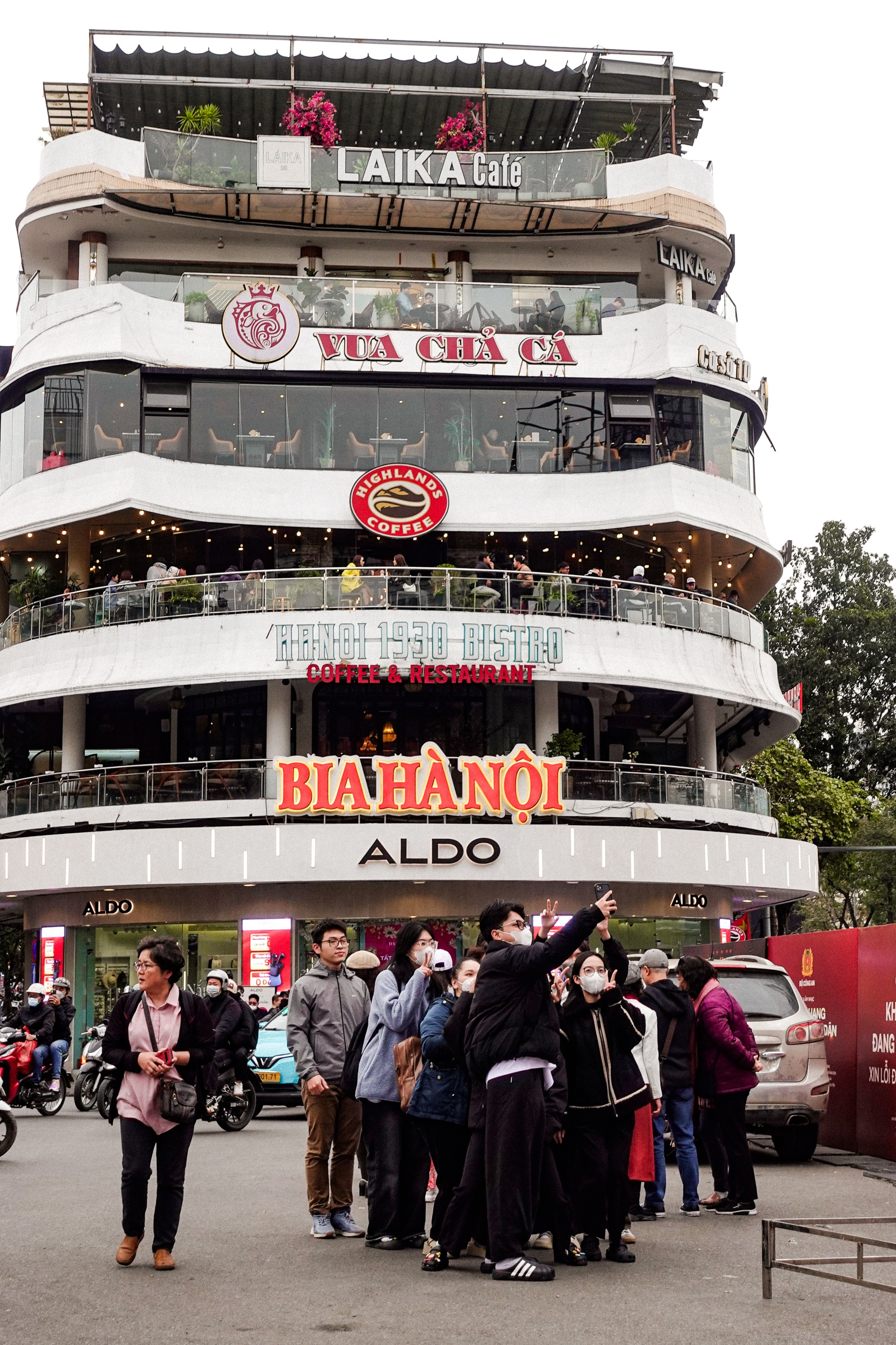 Dân tình đổ xô chụp ảnh tòa nhà Hàm Cá Mập trước ngày phá bỏ , Hà Nội xôn xao - Ảnh 3.