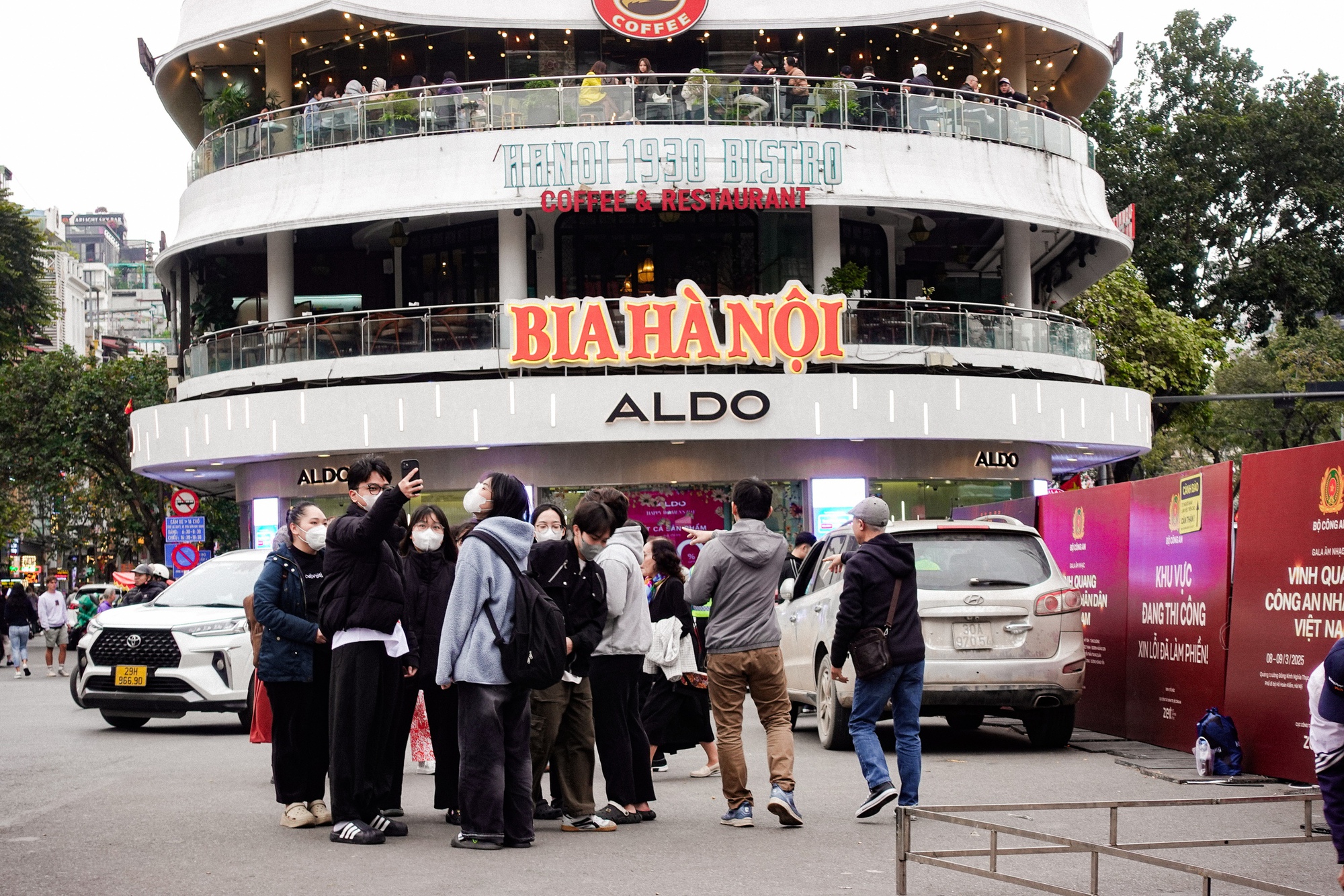 Dân tình đổ xô chụp ảnh tòa nhà Hàm Cá Mập trước ngày phá bỏ , Hà Nội xôn xao - Ảnh 4.