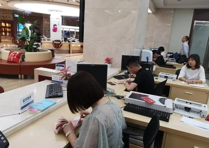 Người phụ nữ mới gửi tiết kiệm 35 tỷ đồng, cuối năm t&agrave;i khoản c&ograve;n 0 đồng, nh&acirc;n vi&ecirc;n ng&acirc;n h&agrave;ng khẳng định: &ldquo;T&ocirc;i gi&uacute;p c&ocirc; nhận l&atilde;i ở chỗ kh&aacute;c&rdquo;- Ảnh 1.