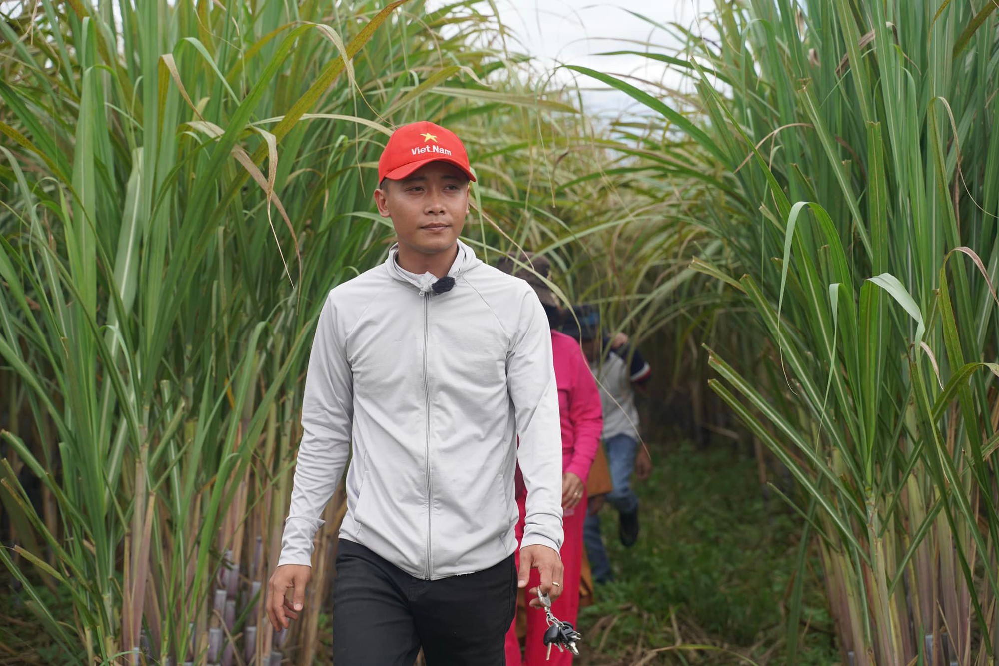 Quan điểm đang được chia sẻ rầm rộ của Quang Linh Vlogs: Mất tiền thì có thể kiếm lại nhưng mất lòng tin với nhau thì không bao giờ!- Ảnh 1.