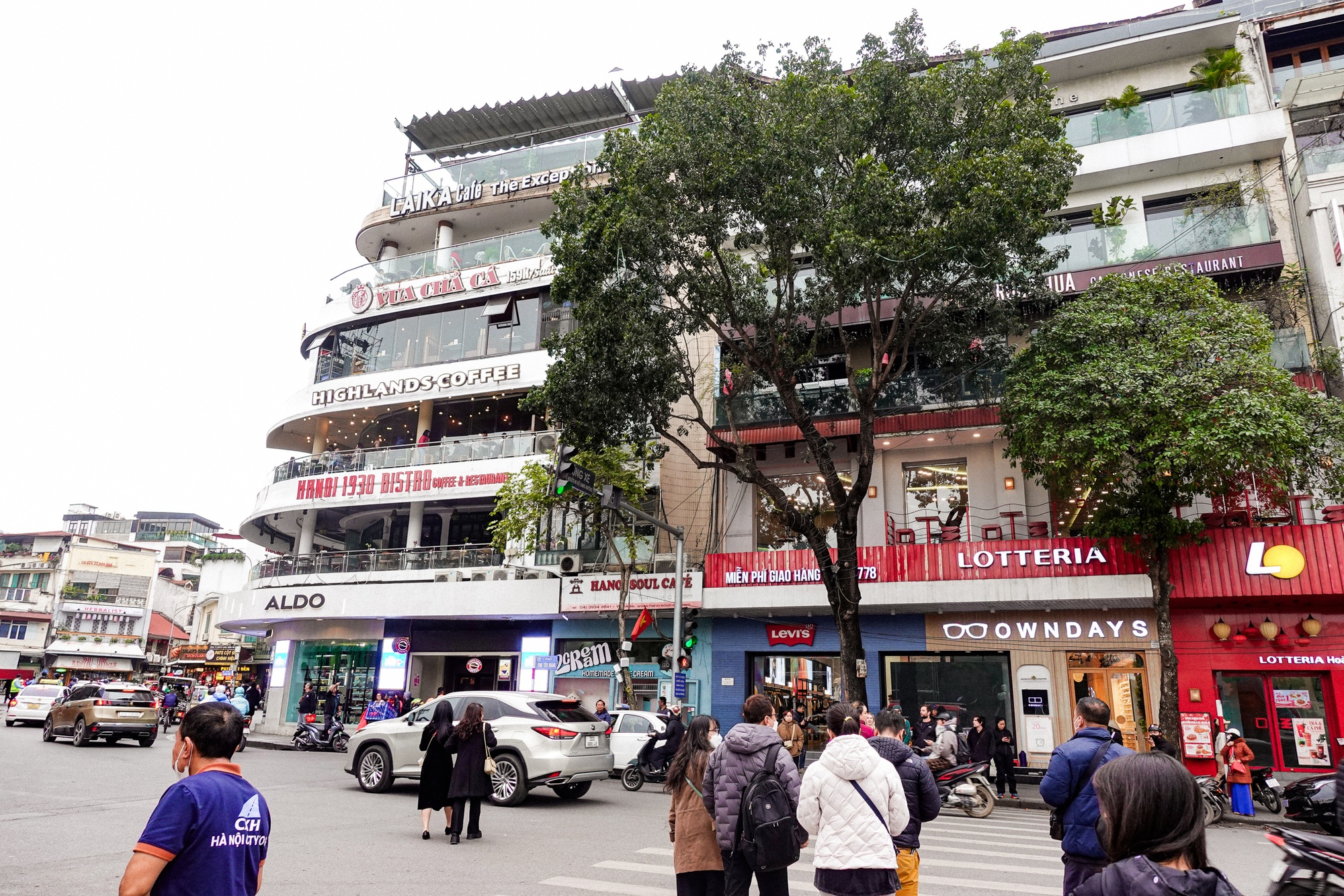 Dân tình đổ xô chụp ảnh tòa nhà Hàm Cá Mập trước ngày phá bỏ , Hà Nội xôn xao - Ảnh 6.