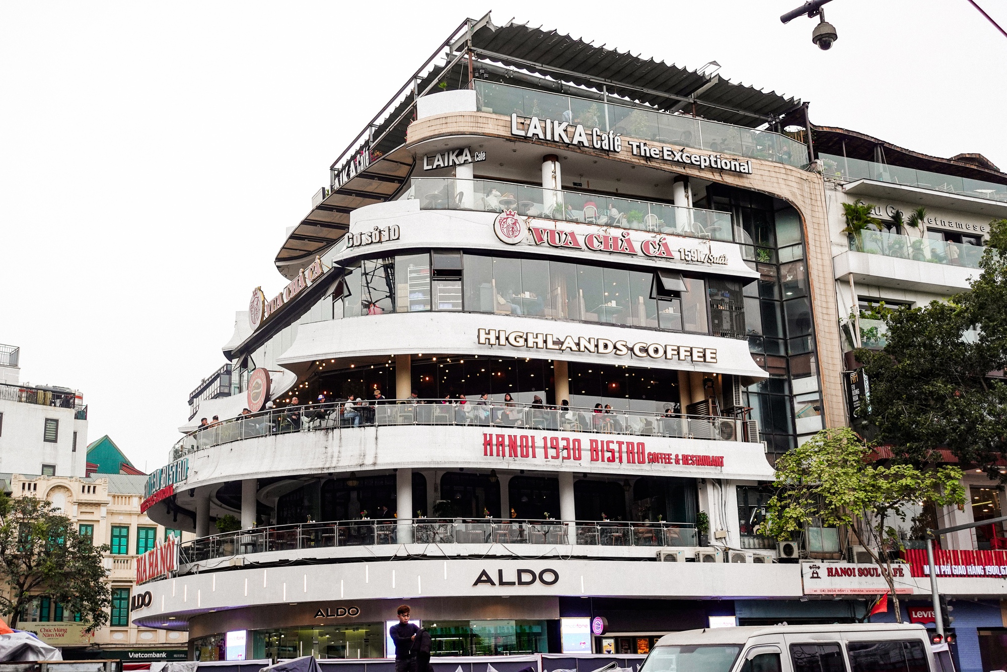 Dân tình đổ xô chụp ảnh tòa nhà Hàm Cá Mập trước ngày phá bỏ , Hà Nội xôn xao - Ảnh 7.