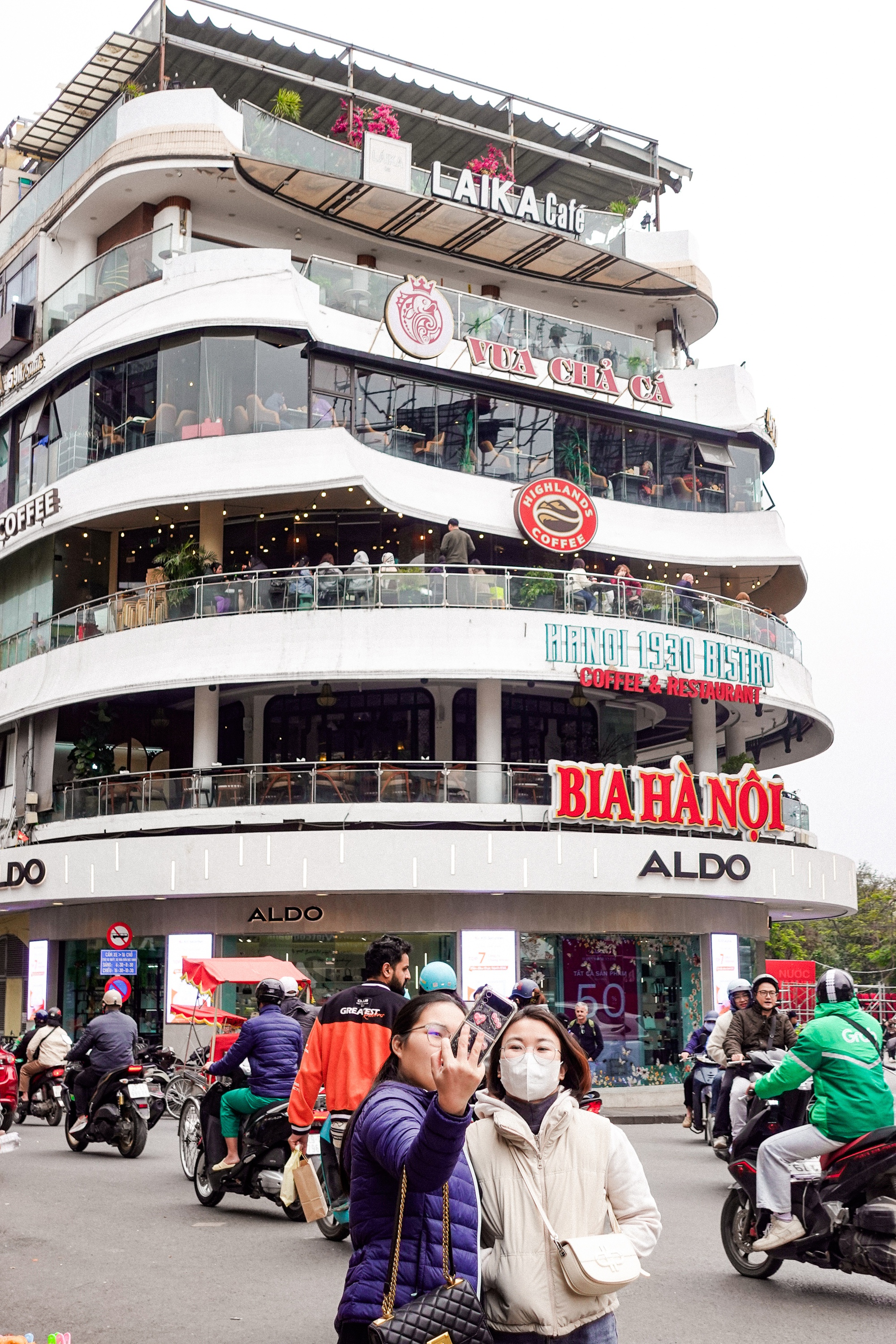 Dân tình đổ xô chụp ảnh tòa nhà Hàm Cá Mập trước ngày phá bỏ , Hà Nội xôn xao - Ảnh 10.