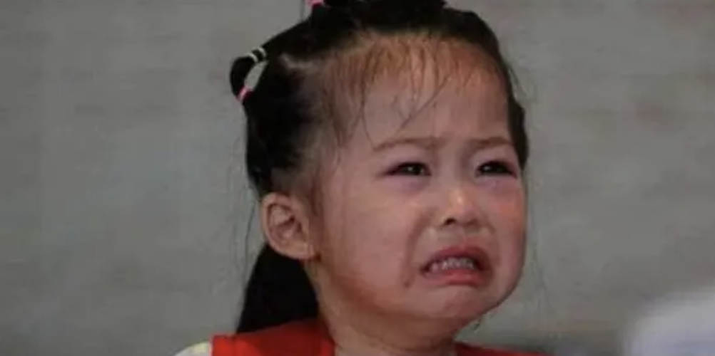 Bé gái 5 tuổi tan học cả tuần không thấy ai đến đón, mở cặp sách của em thấy 1 thứ, các cô đều bật khóc- Ảnh 2.