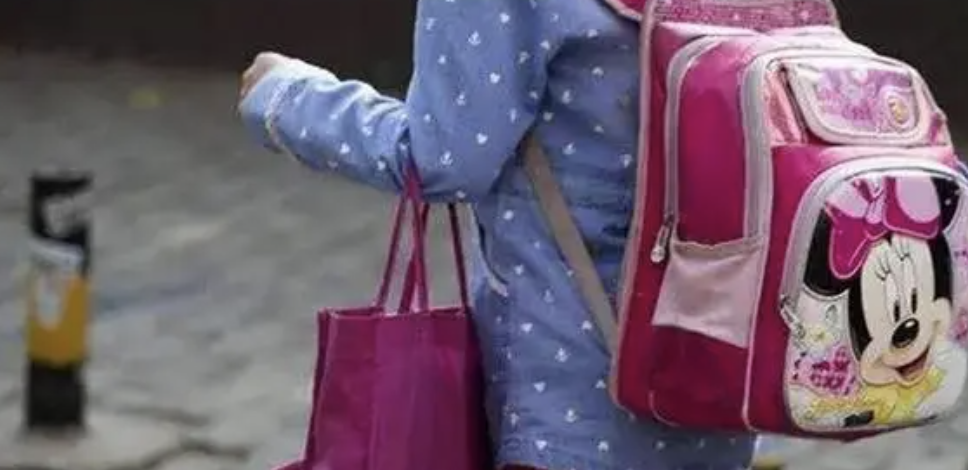 Bé gái 5 tuổi tan học cả tuần không thấy ai đến đón, mở cặp sách của em thấy 1 thứ, các cô đều bật khóc- Ảnh 1.