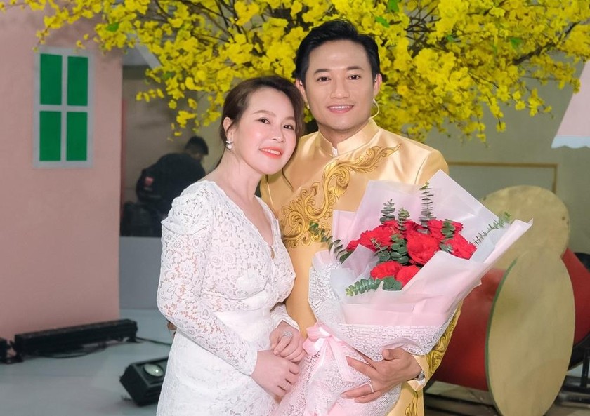 Qu&yacute; B&igrave;nh v&agrave; vợ doanh nh&acirc;n hơn 7 tuổi: Vượt l&ecirc;n dư luận suốt 5 năm, x&oacute;t xa chi tiết về con trai 3 tuổi- Ảnh 5.