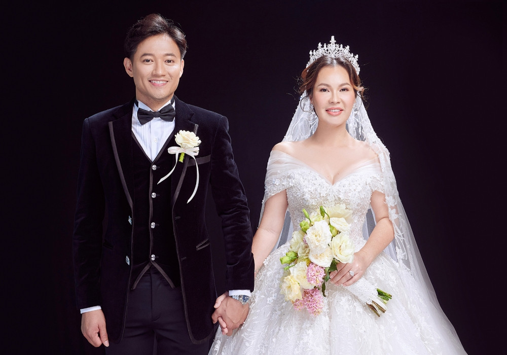 Qu&yacute; B&igrave;nh v&agrave; vợ doanh nh&acirc;n hơn 7 tuổi: Vượt l&ecirc;n dư luận suốt 5 năm, x&oacute;t xa chi tiết về con trai 3 tuổi- Ảnh 2.