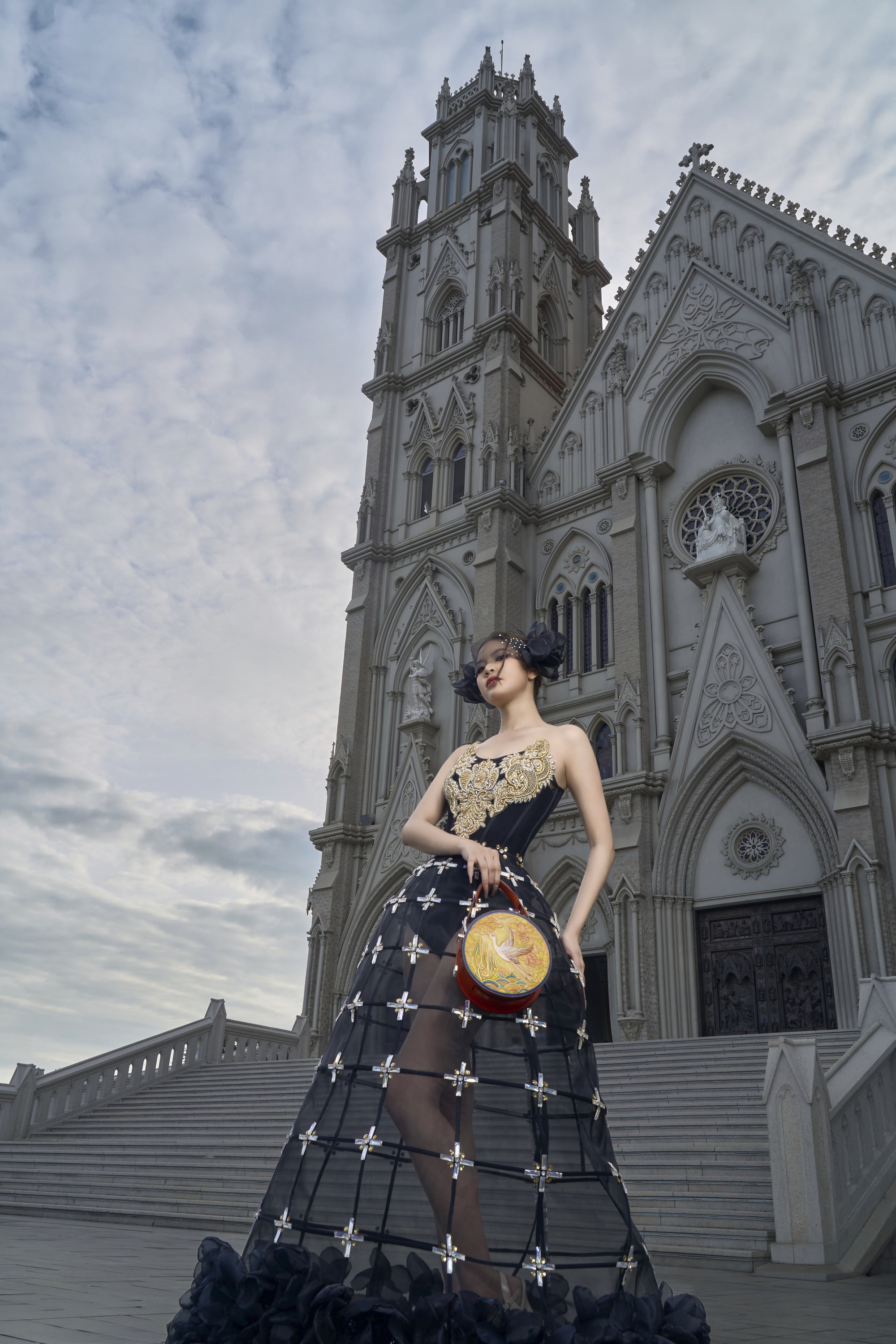 Thí sinh Miss Grand Thailand 2025 chọn váy của NTK Việt cho đêm bán kết- Ảnh 2.