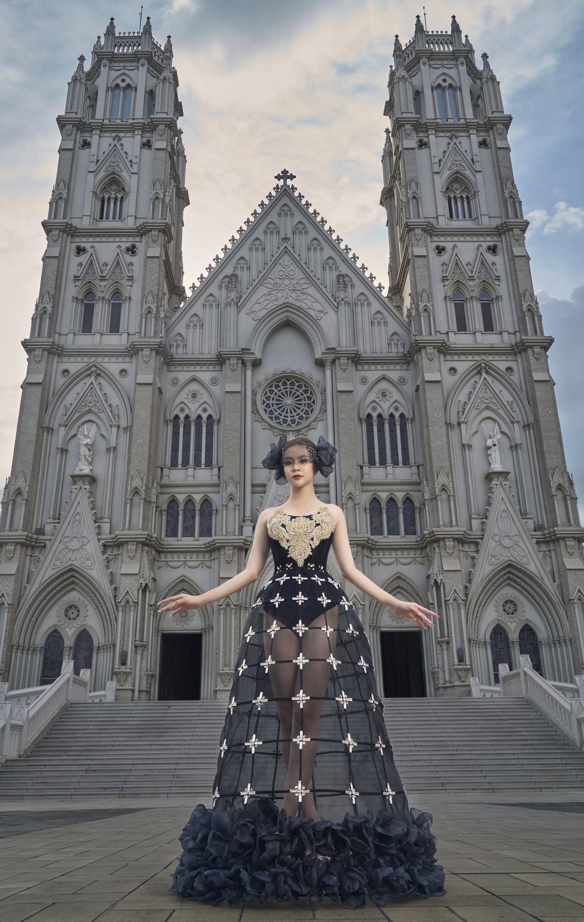 Thí sinh Miss Grand Thailand 2025 chọn váy của NTK Việt cho đêm bán kết- Ảnh 4.