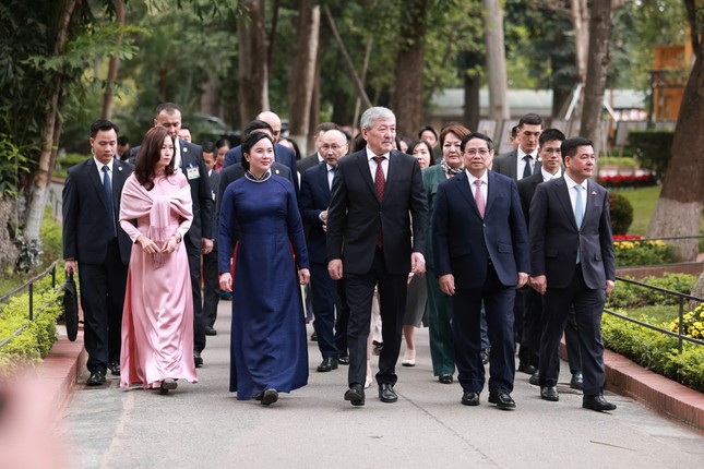 Thủ tướng Phạm Minh Chính và Thủ tướng Kyrgyzstan thưởng thức cà phê Việt tại Khu Di tích Phủ Chủ tịch - Ảnh 7.