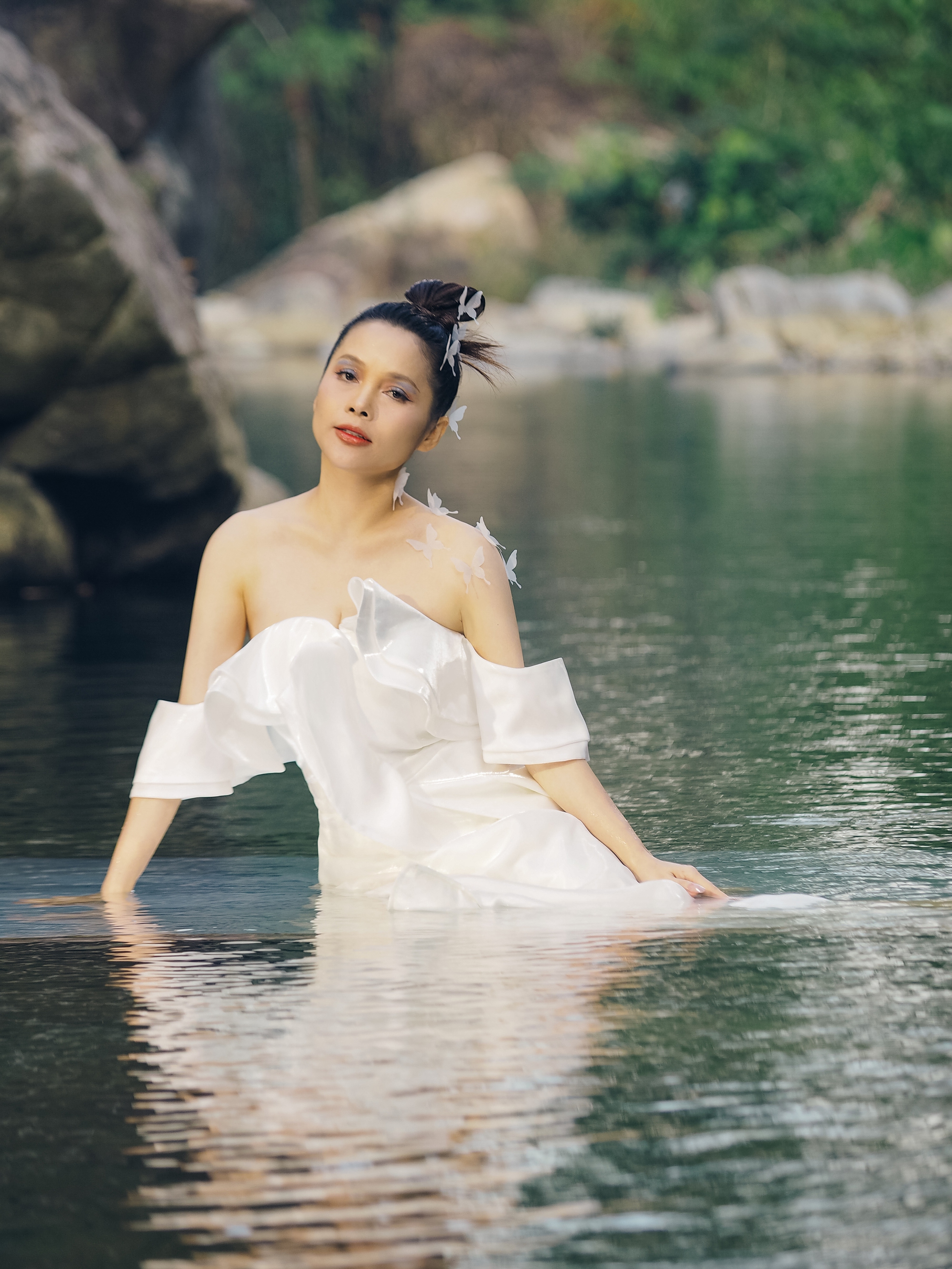 Đoàn Thúy Trang ra mắt 9 MV trong 10 ngày- Ảnh 8.