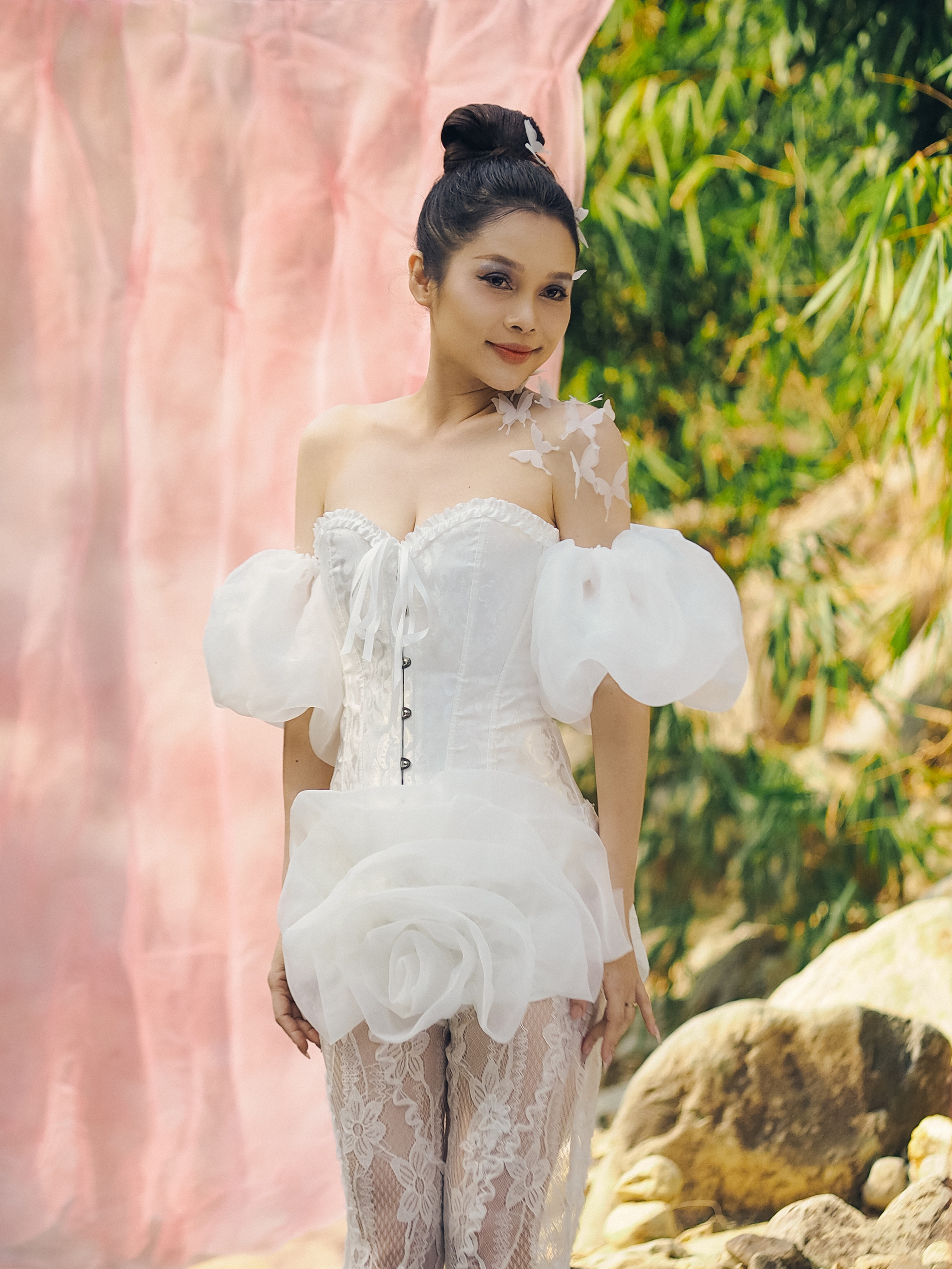 Đoàn Thúy Trang ra mắt 9 MV trong 10 ngày- Ảnh 5.