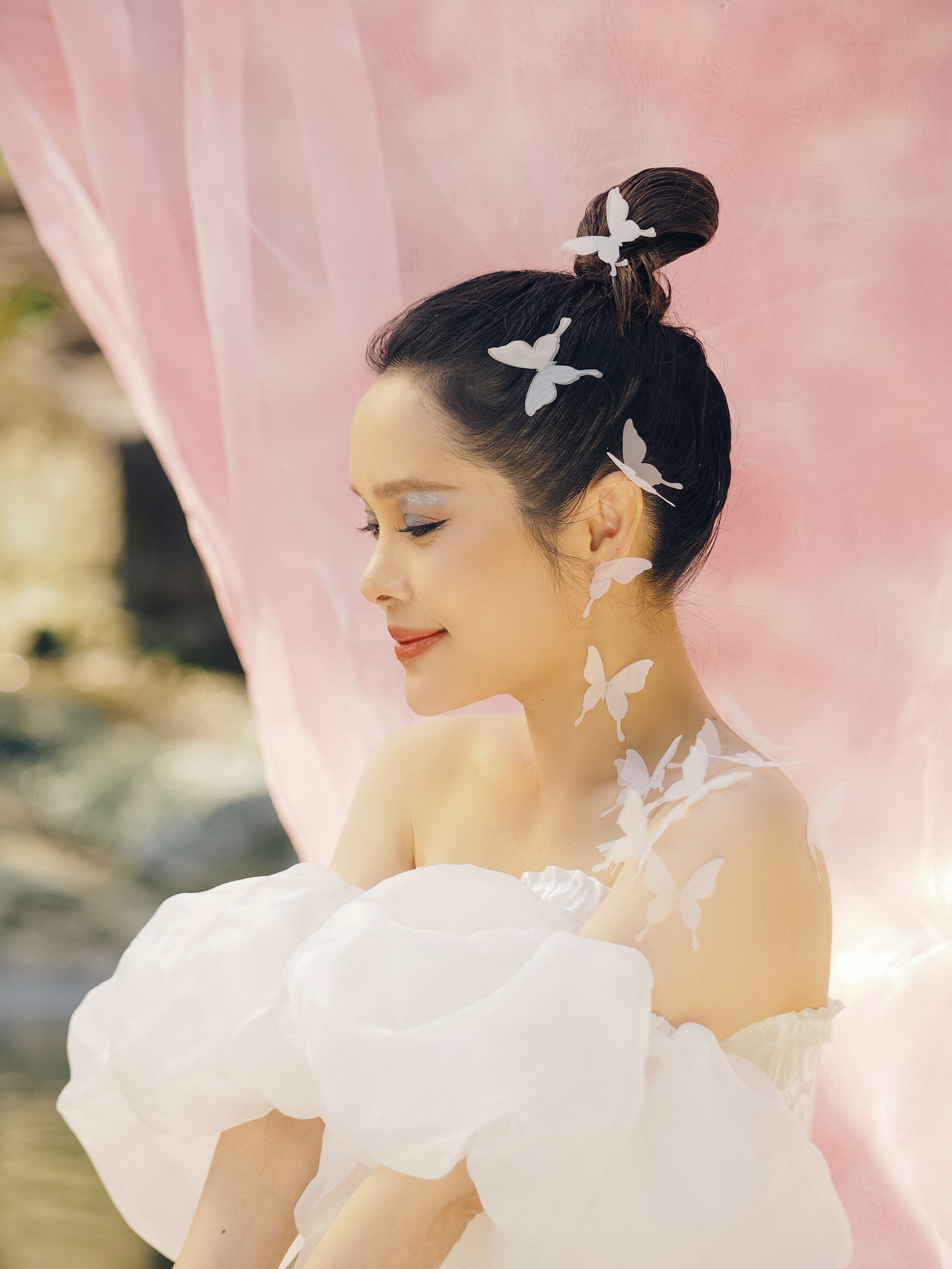 Đoàn Thúy Trang ra mắt 9 MV trong 10 ngày- Ảnh 4.