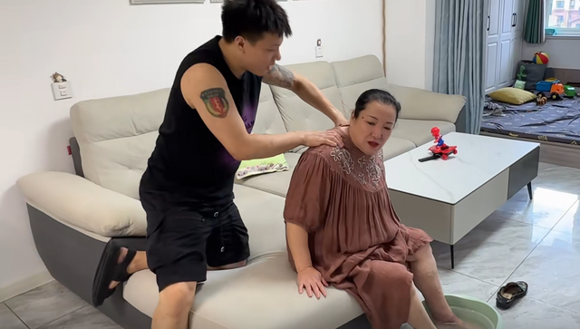 Chàng rể 28 tuổi và mẹ vợ U50 đã sống như thế nào mà dân tình ngỡ ngàng: Hiếm ai làm được!- Ảnh 2. Chàng rể 28 tuổi và mẹ vợ U50 đã sống như thế nào mà dân tình ngỡ ngàng: Hiếm ai làm được!- Ảnh 2.