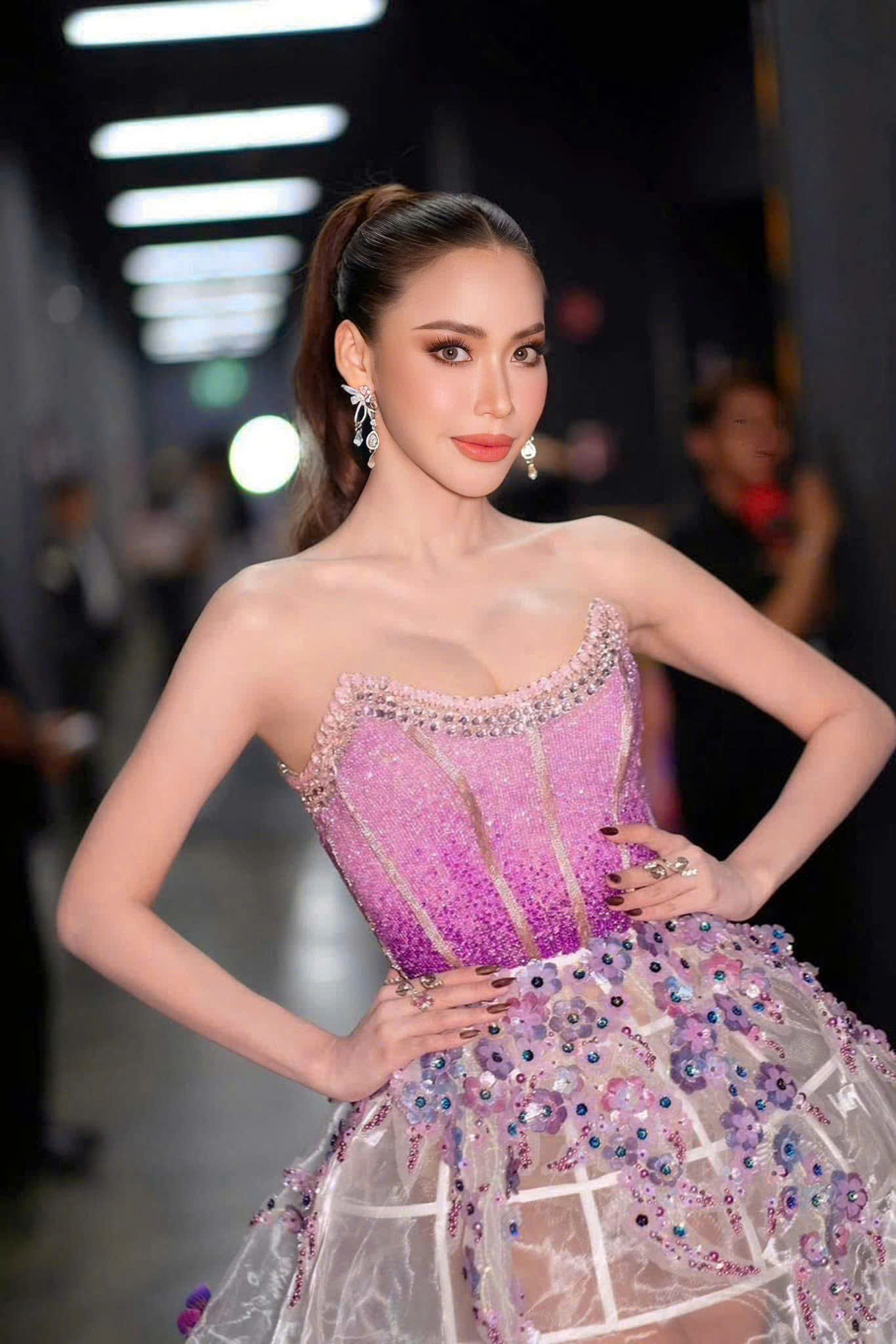 Thí sinh Miss Grand Thailand 2025 chọn váy của NTK Việt cho đêm bán kết- Ảnh 5.