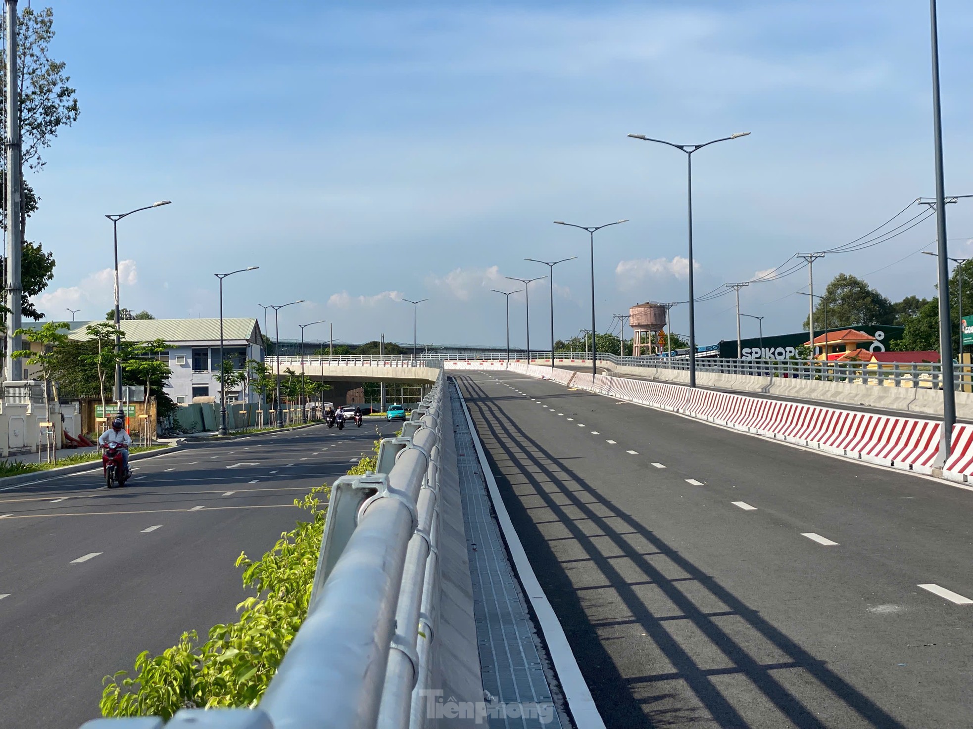 Diện mạo cầu vượt nối nhà ga T3 sân bay Tân Sơn Nhất - Ảnh 5.