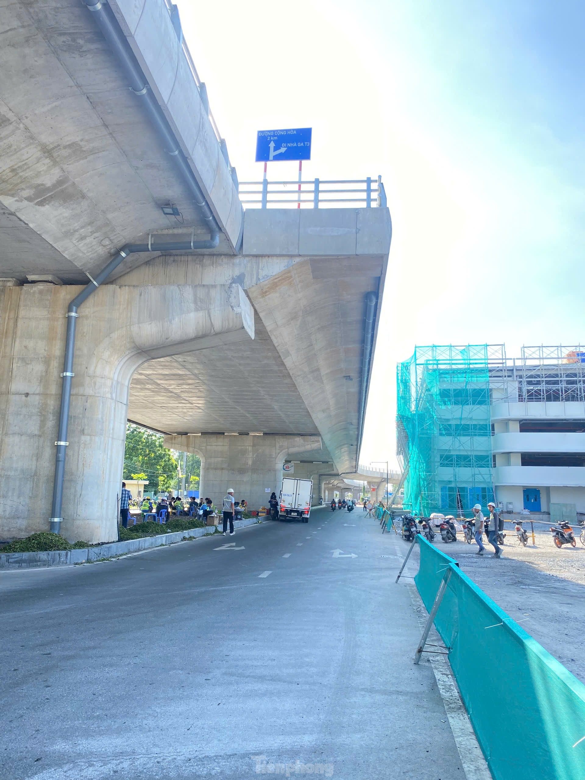 Diện mạo cầu vượt nối nhà ga T3 sân bay Tân Sơn Nhất - Ảnh 1.