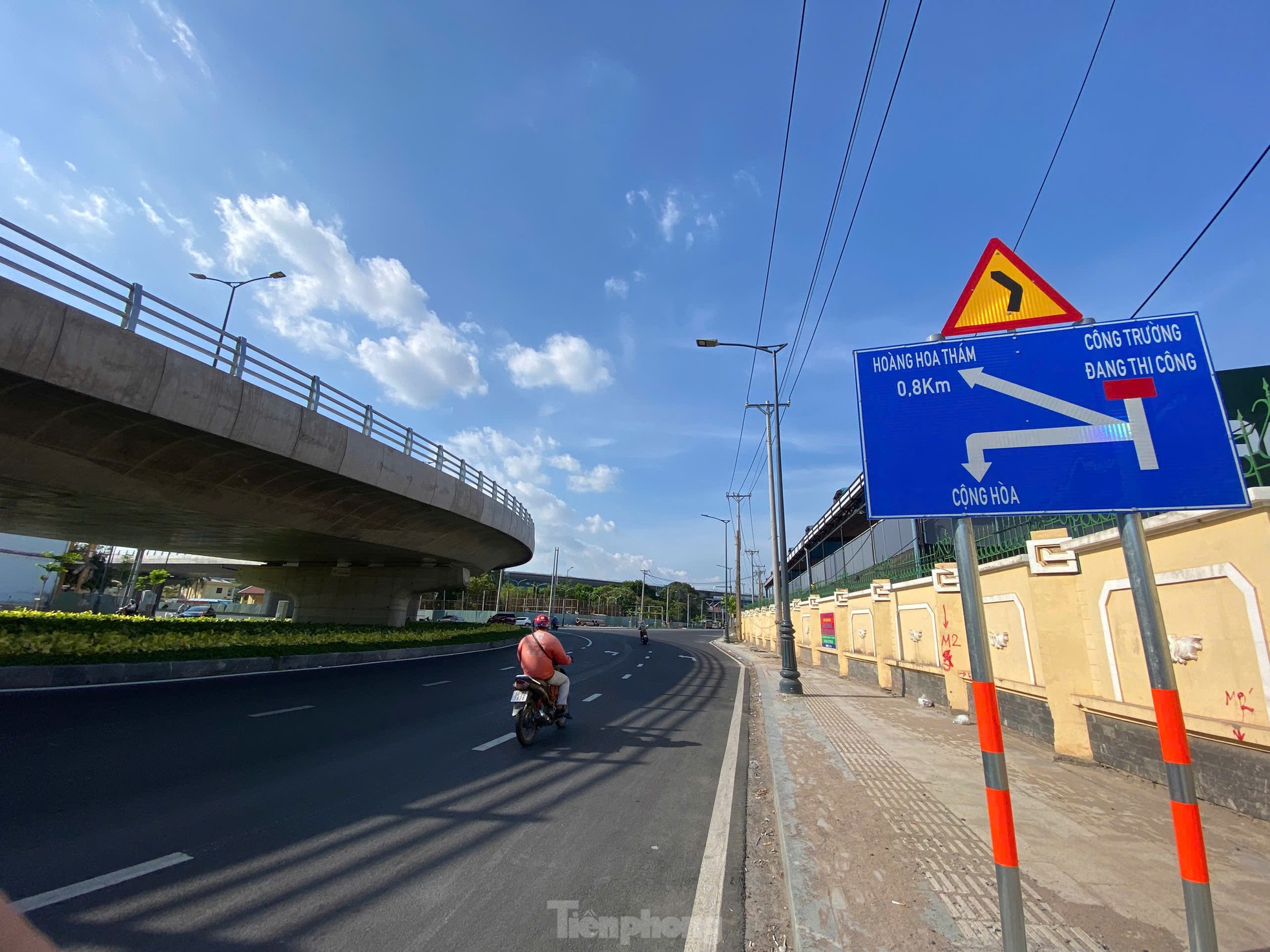 Diện mạo cầu vượt nối nhà ga T3 sân bay Tân Sơn Nhất - Ảnh 3.