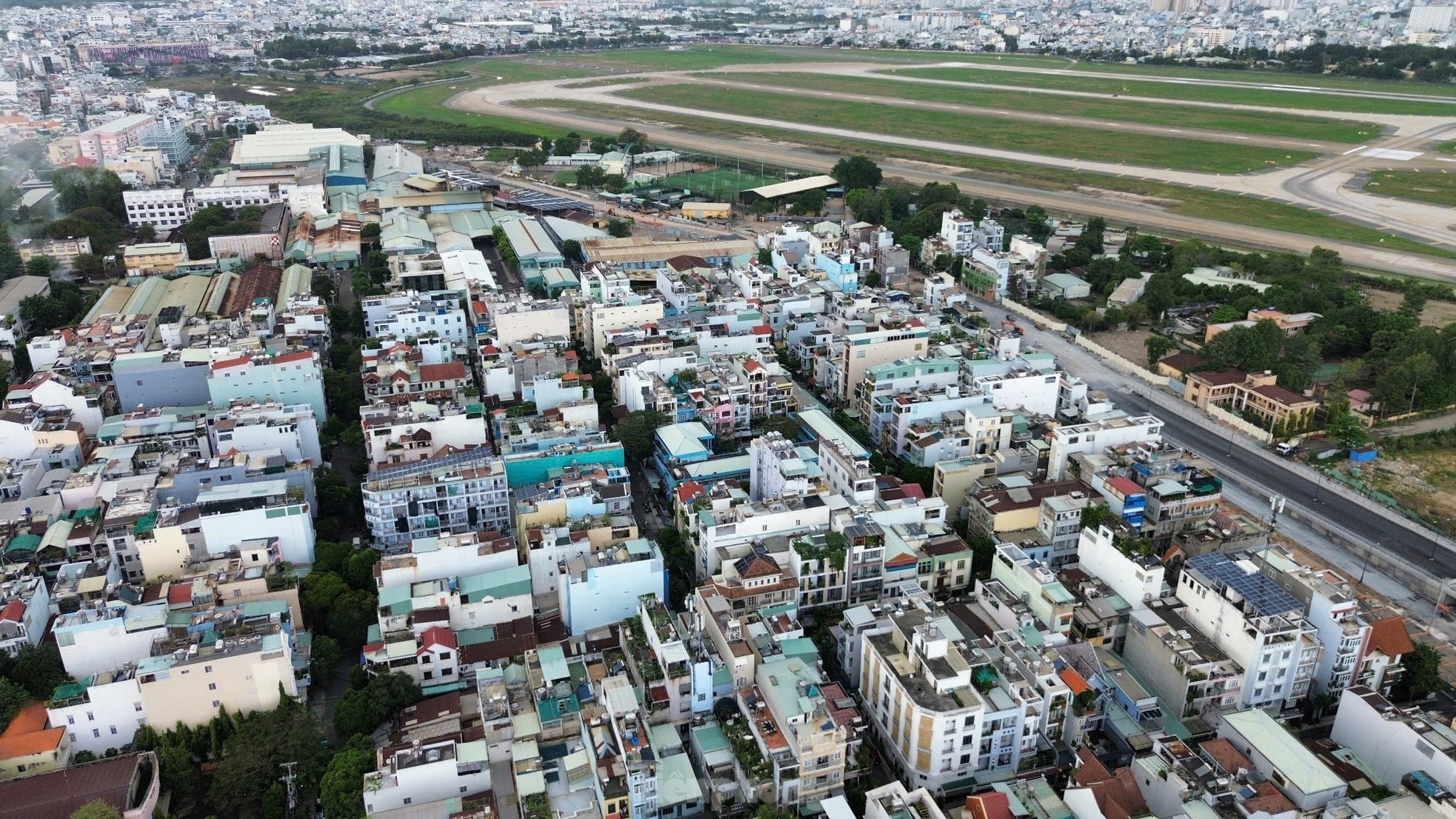 Diện mạo cầu vượt nối nhà ga T3 sân bay Tân Sơn Nhất - Ảnh 10.