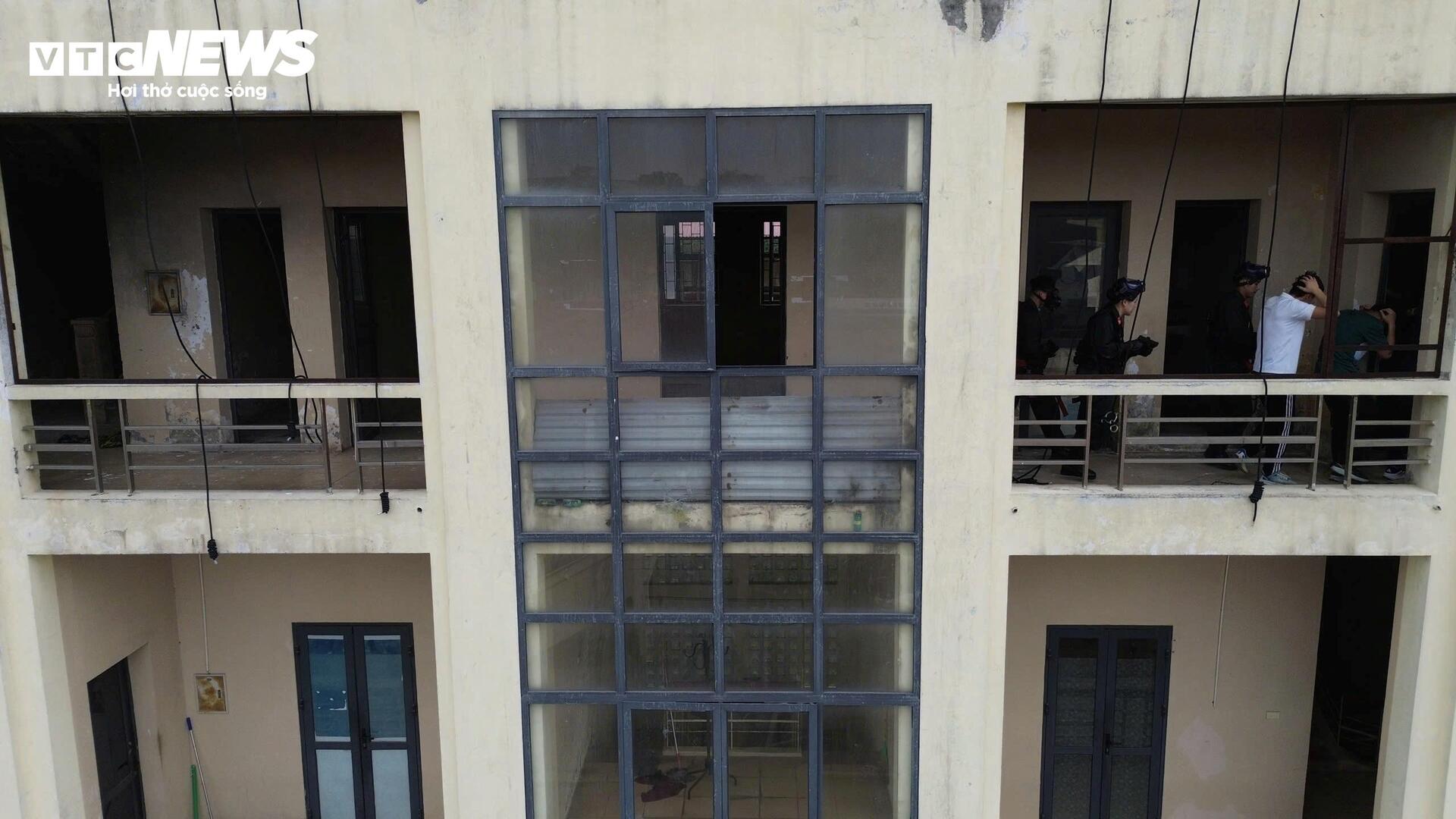 Nữ cảnh sát đặc nhiệm đu dây bắn súng trấn áp khủng bố - Ảnh 14.